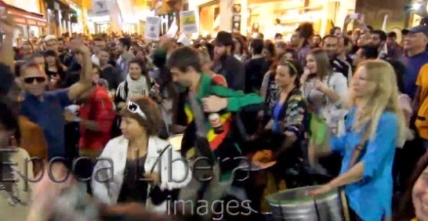 Ξέφρενο πάρτι – διαδήλωση στην Αθήνα για τη νομιμοποίηση της μαριχουάνας (βίντεο)