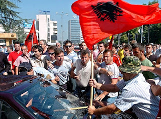 ΠΓΔΜ: Ψηφίστηκε ο νόμος για τη διεύρυνση της χρήσης της αλβανικής γλώσσας στη χώρα