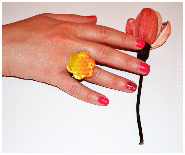 Χειροποίητο δαχτυλίδι λουλούδι με υγρό γυαλί, fimo σε πορτοκαλοκίτρινο χρώμα
