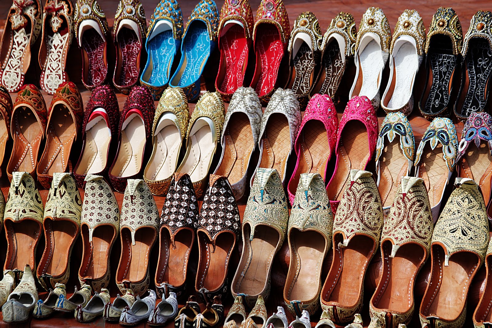 Что можно привезти из дубая. Сувениры из Эмиратов. Арабские эмираты сувениры. Сувениры из Дубая. Обувь в ОАЭ.
