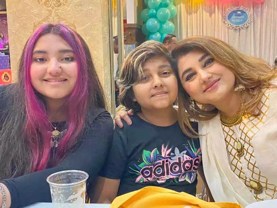 Beautiful Pictures of Javeria Saud With Her Husband And Kids At A Family Wedding