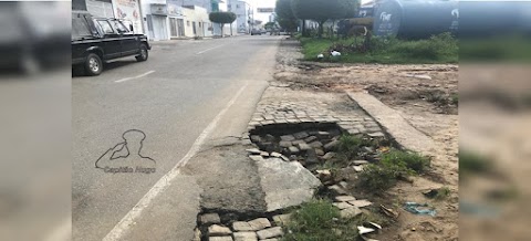 Manutenção de rede de esgoto e pavimentação na Rua Felipe Camarão 