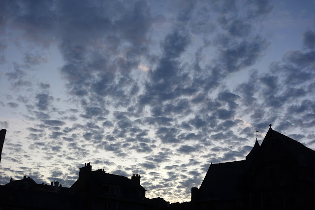 Un soir de la fin août sur le place Saint-Germain