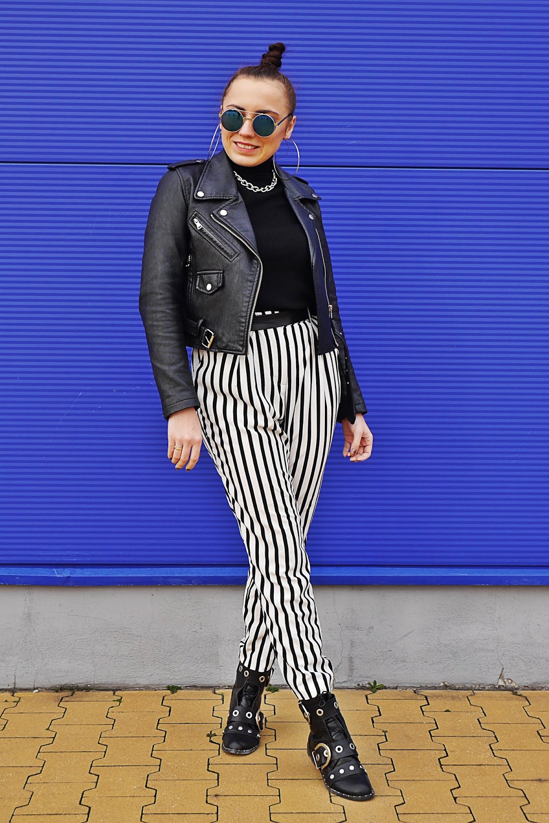 blog modowy blogerka modowa karyn pulawy spodnie w pasy czarna ramoeska botki z klamerkami renee