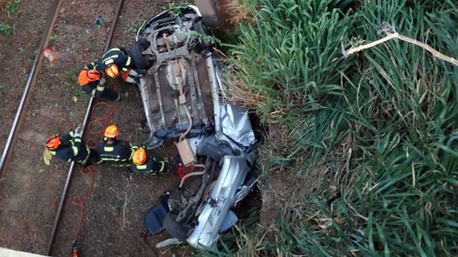 Casal de namorados morre após carro despencar em viaduto em SP