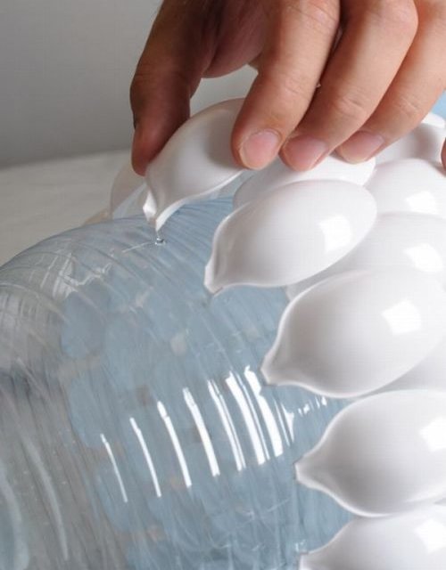 Contoh kerajinan tangan dari barang bekas berupa lampu hias dari botol kaca