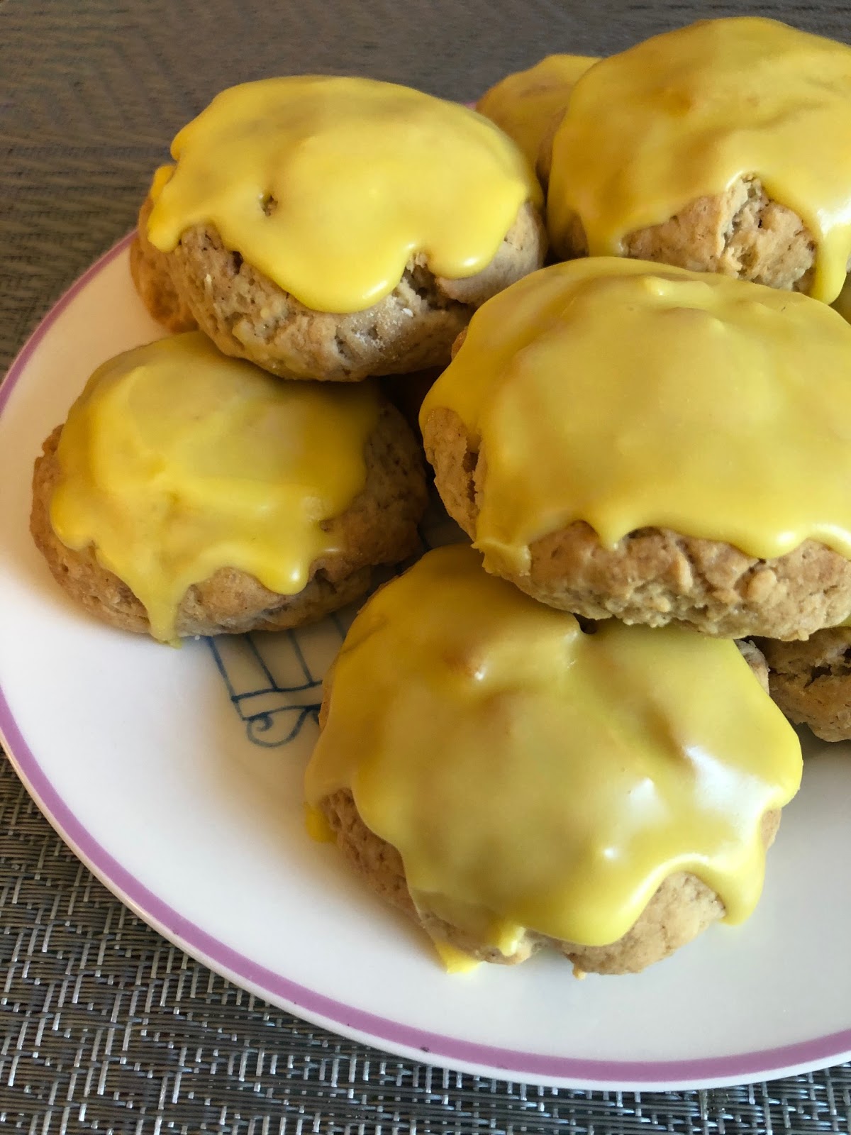 Chez Maximka Yogurt oat cookies with saffron icing