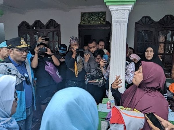 Ketika Ridwan Kamil Diceramahi Ibu-ibu Korban Banjir Villa Nusa Indah