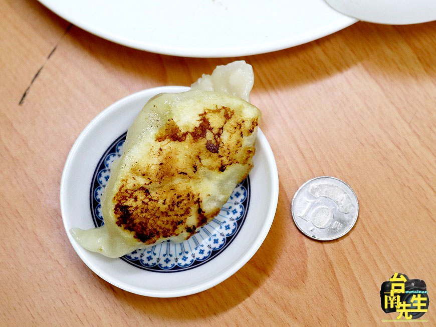 台南煎餃／1人小店現點現煎／霸王級尺寸挑戰台南最大顆／手工現包自製麵皮與內餡／親自上市場採買食材／獨家特調香辣醬／價格親民100元吃飽吃滿還有找