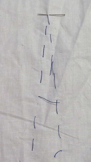 Alfiler colocado en la punta de la pinza con hilos flojos