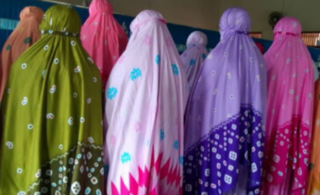 HUKUM MEMAKAI MUKENA WARNA WARNI KETIKA SHALAT BERJAMAAH