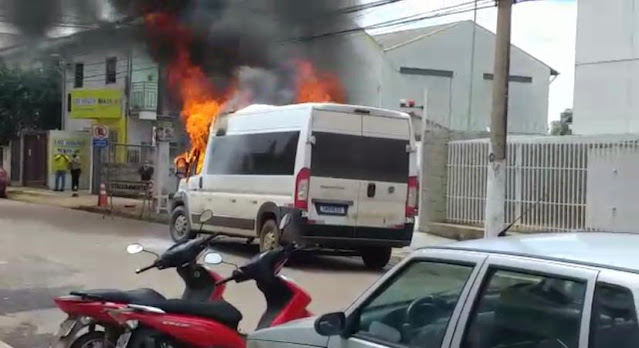 Van da prefeitura de Vilhena é destruída por incêndio no centro de Porto Velho