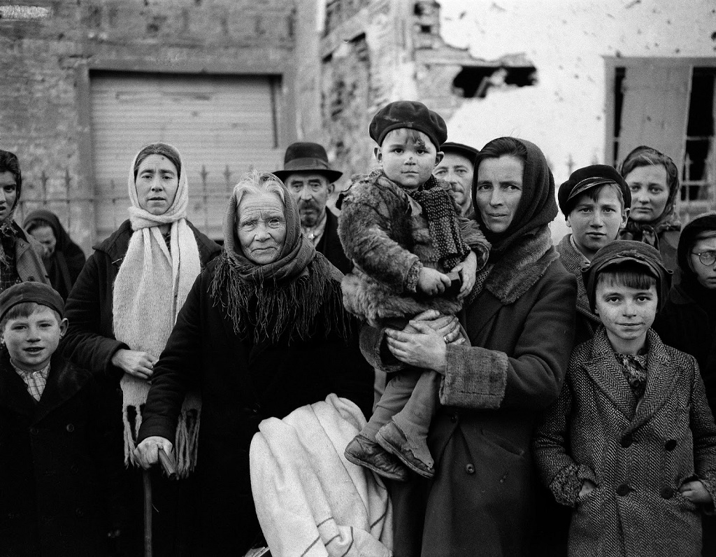 Earth In The Past 14 Haunting Vintage Pictures of the Refugee Crisis