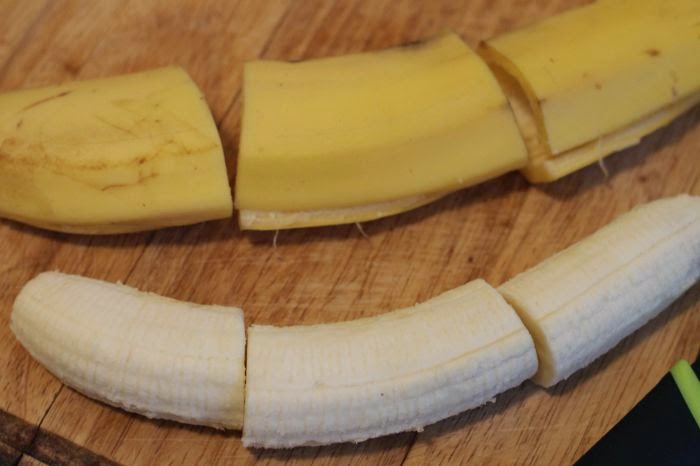 Разрезать банан. Нарезка банана. Банан нарезанный. Режем бананы вдоль. Разрезать банан.
