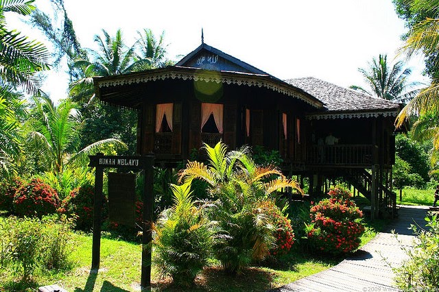 Rumah-rumah Tradisional di Sarawak dan Sabah - Pemandangan & Senibina