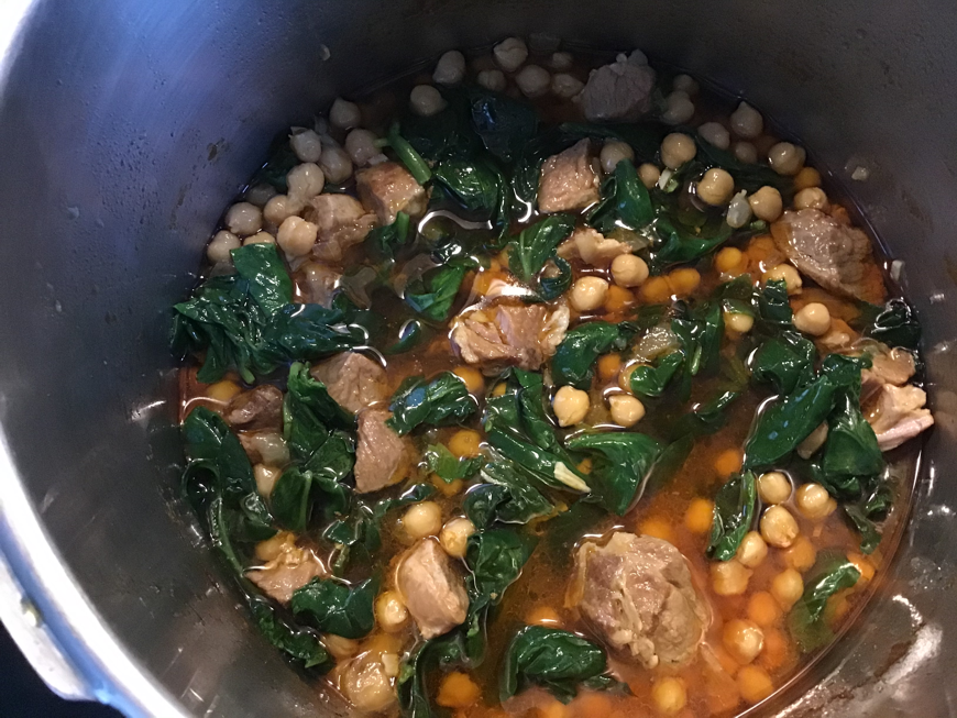 Potaje de garbanzos con carne y espinacas