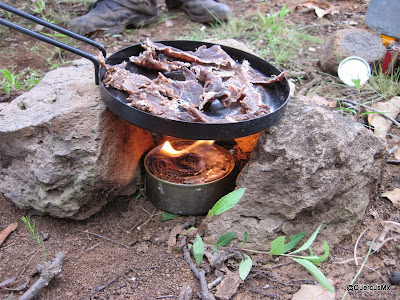 Cocinando con lata de atún, cartón y cera - Cerro Viejo