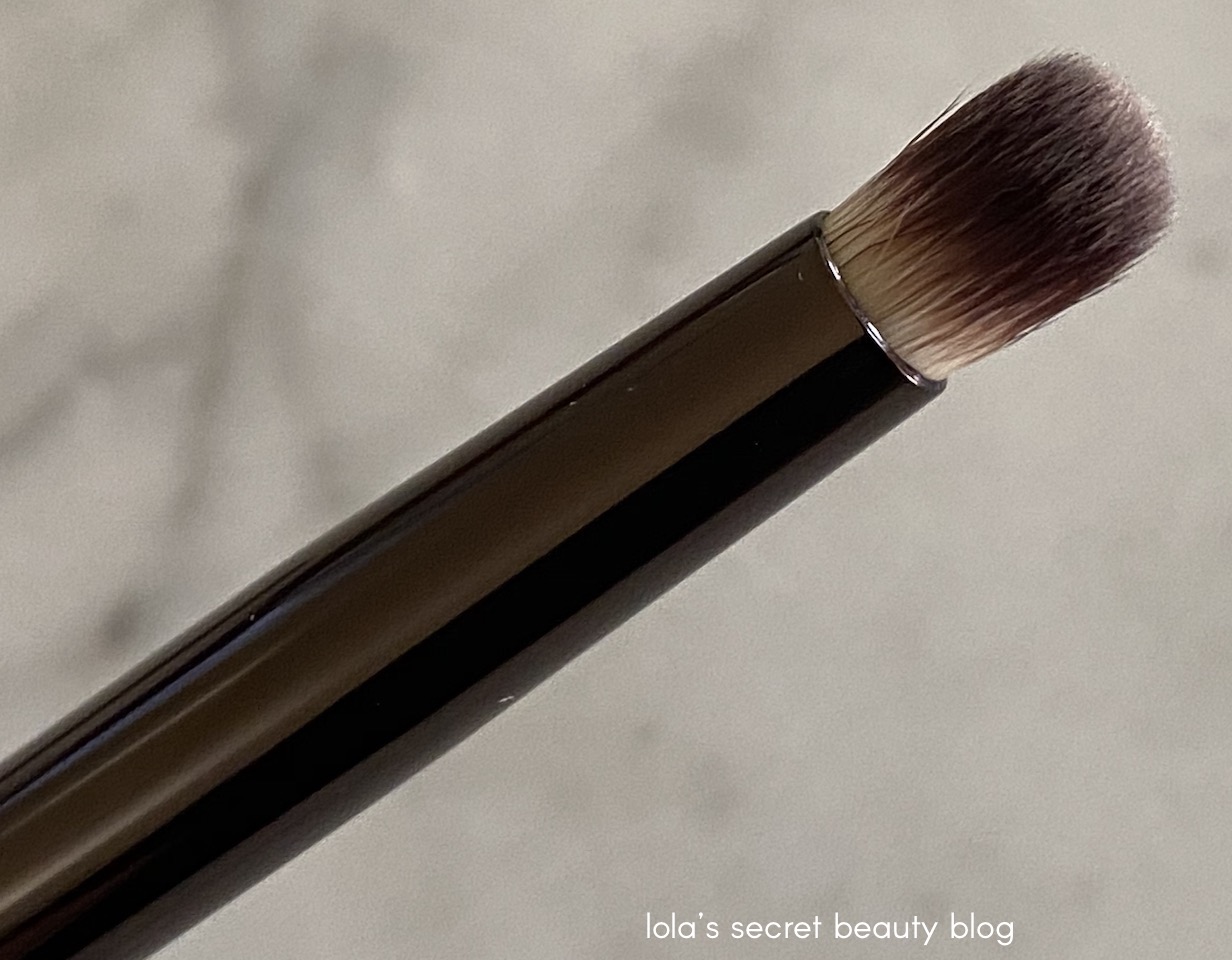 lola's secret beauty blog HOURGLASS Nº 9 Domed Shadow Brush Review
