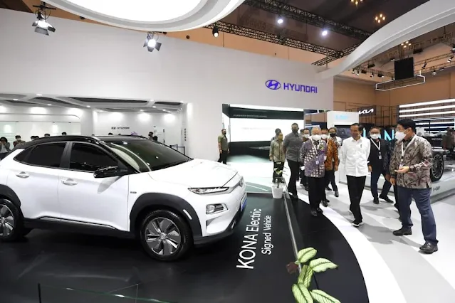 President Jokowi's visit to the Hyundai Booth at GIIAS 2021