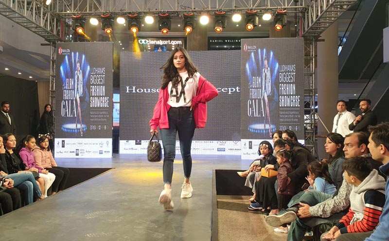 Model walk on ramp during Dazzling fashion show at Pavilion Mall