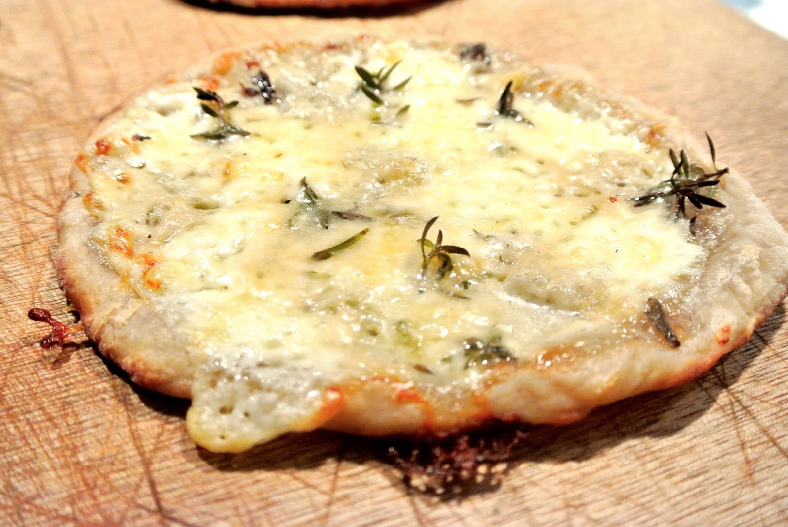 Bonjour Alsace: Zeit für Pizza: Gorgonzola-Thymian-Pizzette und ...