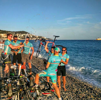 six guys uncork a bottle of sparkling wine on the beach at the end of the guided bike tour they have enjoyed with experiencehunter.eu services