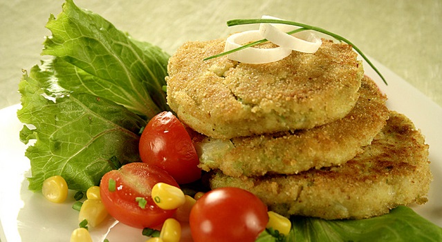 Очень простые и вкусные оладьи из капусты: гарнир за 30 минут