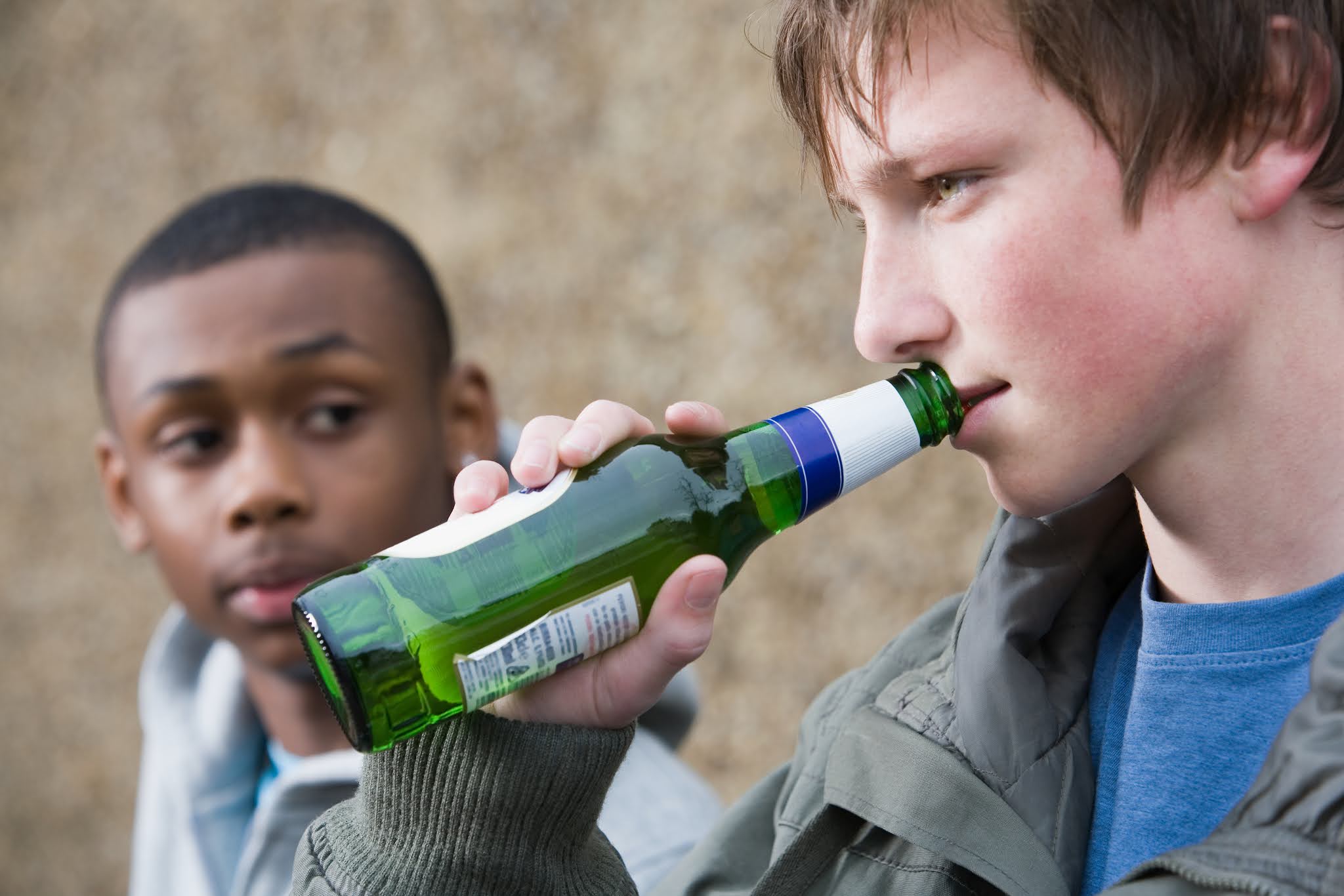 Употребление спиртного несовершеннолетними. Детский алкоголизм. Пьющий подросток. Подростки пьющие пиво. Школьники с алкоголем.