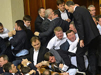 بالفيديو: عراك شديد واشتباكات بالأيدي بين نواب البرلمان في أوكرانيا 