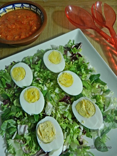 Ensalada de huevos duros con vinagreta de pimientos
