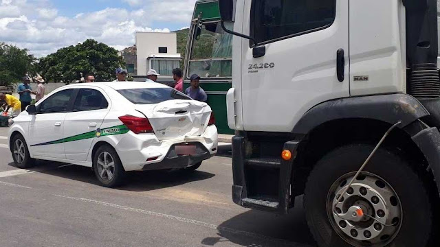 Jacobina: Táxi é atingido por caçamba e quase atropela pedestre na Av. João Fraga Brandão