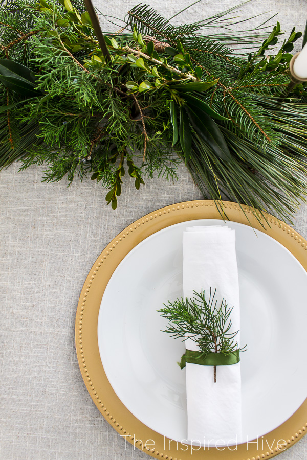 Simple and traditional holiday dining room | The Inspired Hive