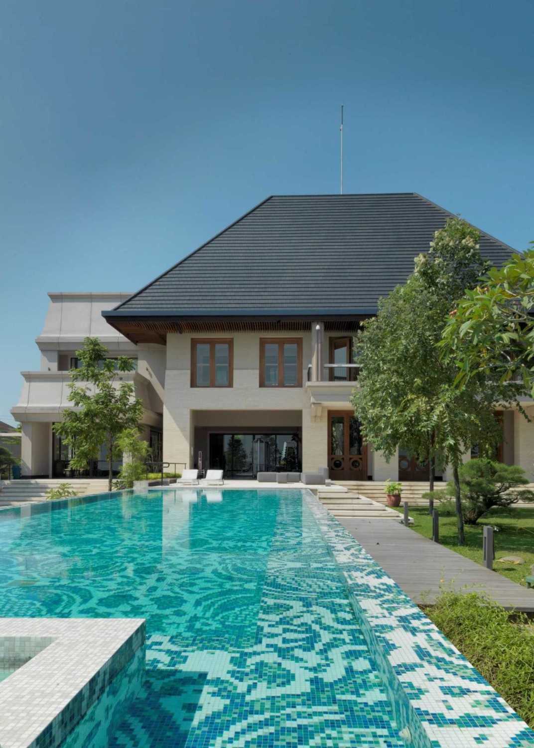 28 Konsep rumah minimalis ada kolam renang