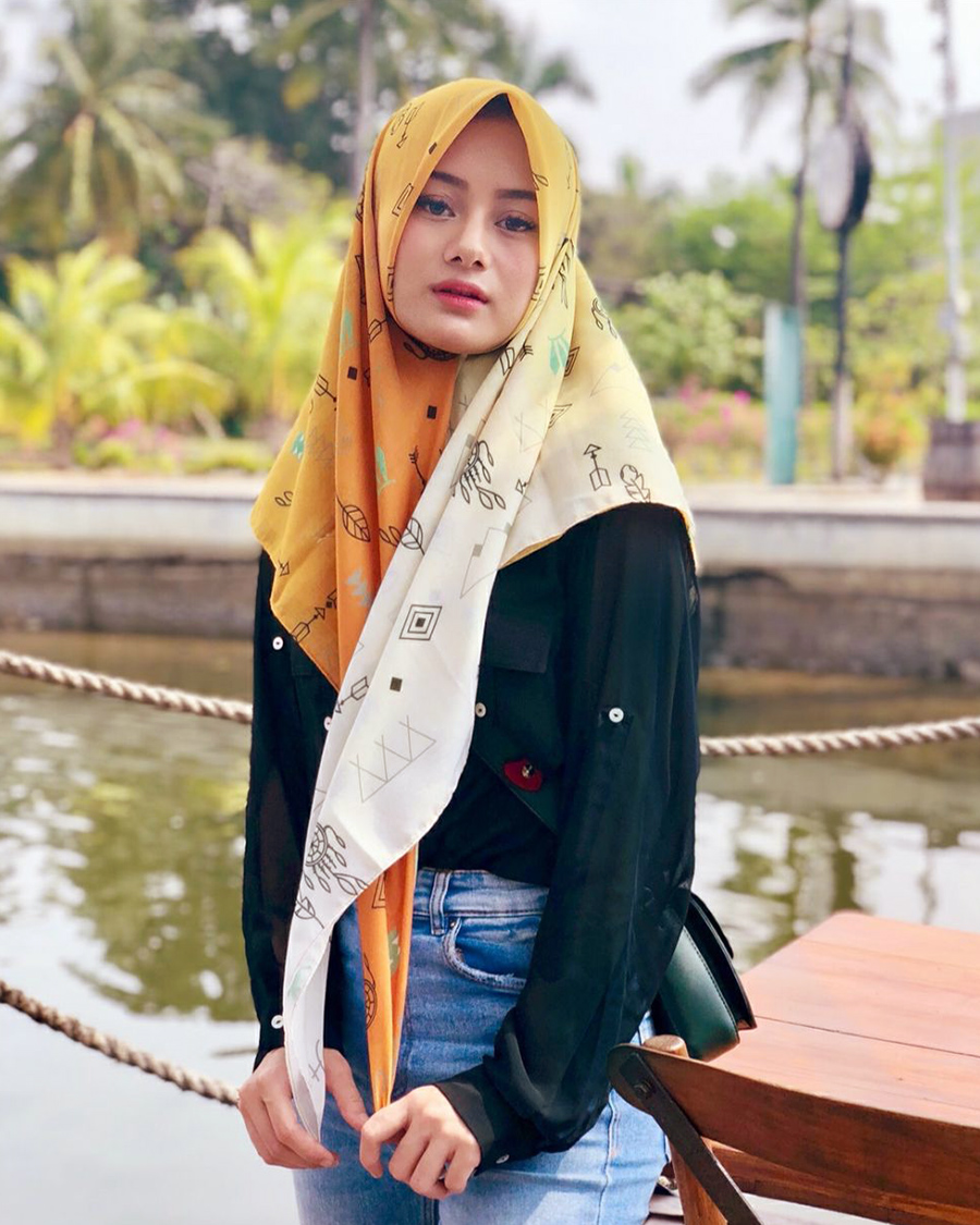 Dinda Hauw cewek cantik apaki Hijab 