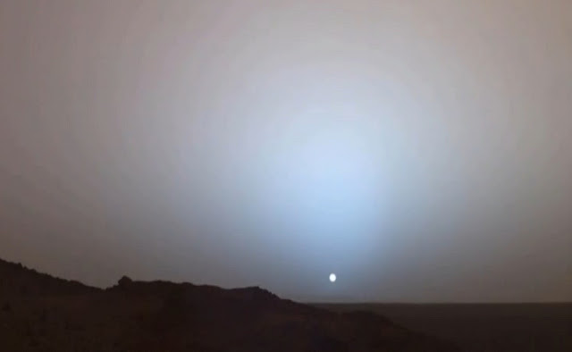 А так выглядит закат на Марсе. Снимок сделан с использованием трех цветных фильтров, которые создают изображение, похожее на картинку, воспринимаемую человеческим глазом.
