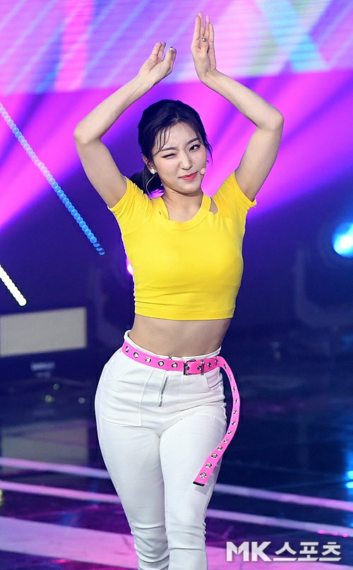백바지가 잘 어울리는 프로미스나인 이새롬 - 꾸르