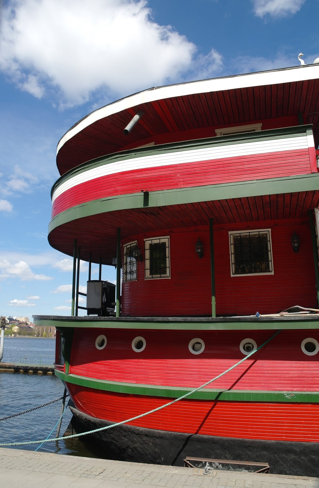 Jeff Low: Den Roda Baten , Stockholm Sweden 瑞典斯德哥尔摩 Den Röda Båten 红船酒店 ...