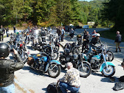 . a participar en el desfile de motos antiguas, el sábado 19 de mayo.