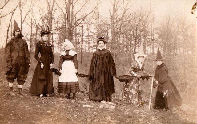 Mujeres disfrazadas de brujas a principios del siglo XX