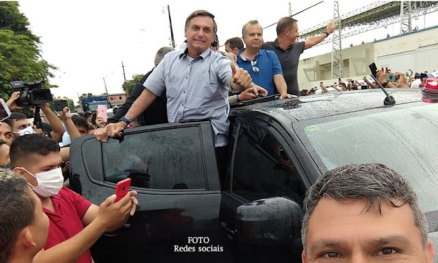 No Acre, Bolsonaro entrega vacinas e anuncia ajuda federal e data da inauguração da ponte do Madeira