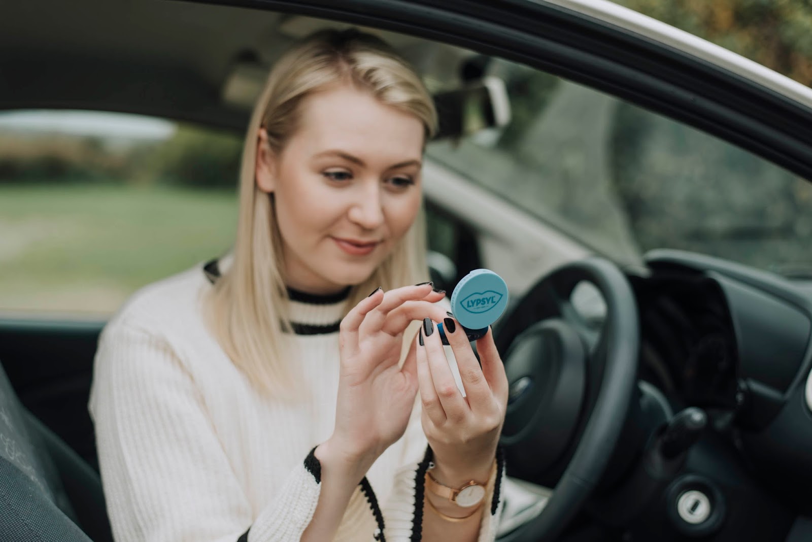 Everyday Essentials You Should Keep In Your Handbag After You