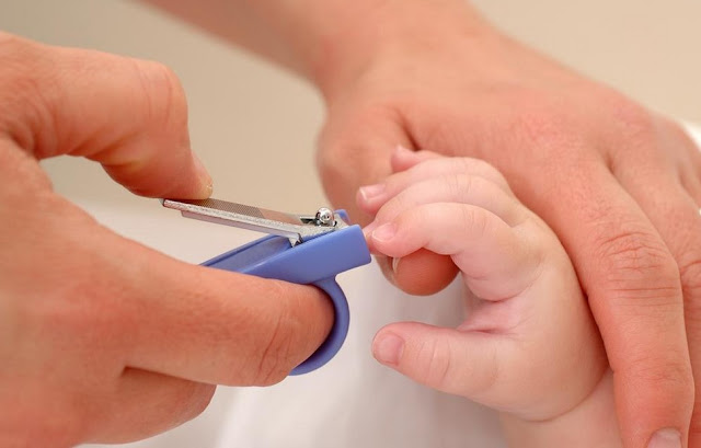 Cara Merawat Bayi dengan memotong kuku