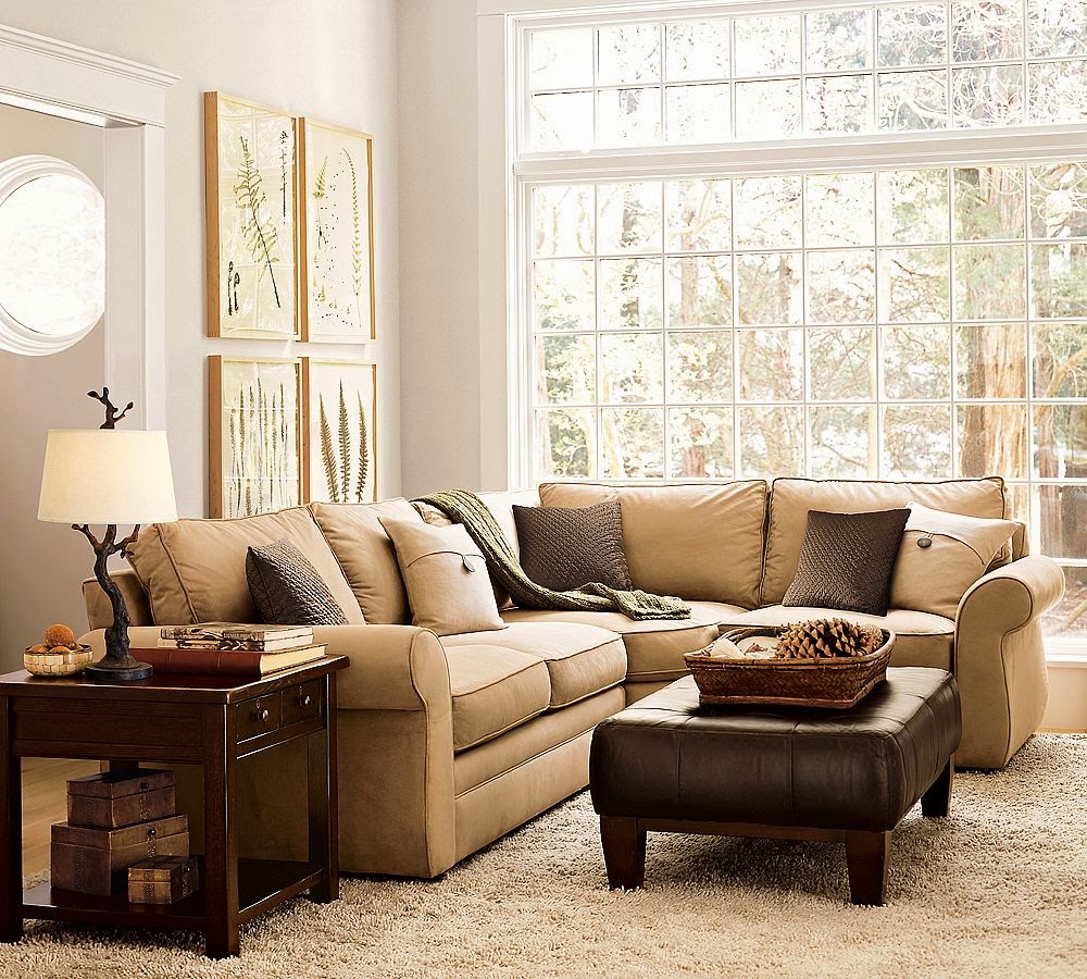 светлокричневый диван. диван в интерьере гостиной. светло коричневый диван. коричневые стены в гостиной.