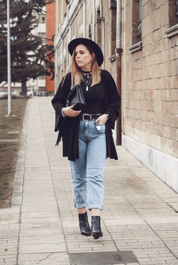 Outfit con chaqueta de flecos