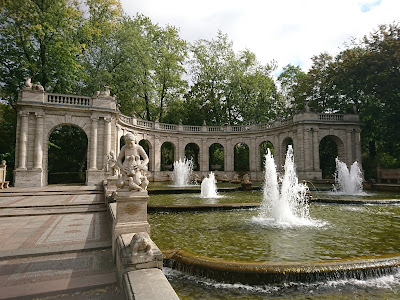 Ansicht des Märchenbrunnens im Volkspark Friedrichshain. Blick die Steigung hinauf auf die Kolonnaden, etwas aus halber Höhe aufgenommen.