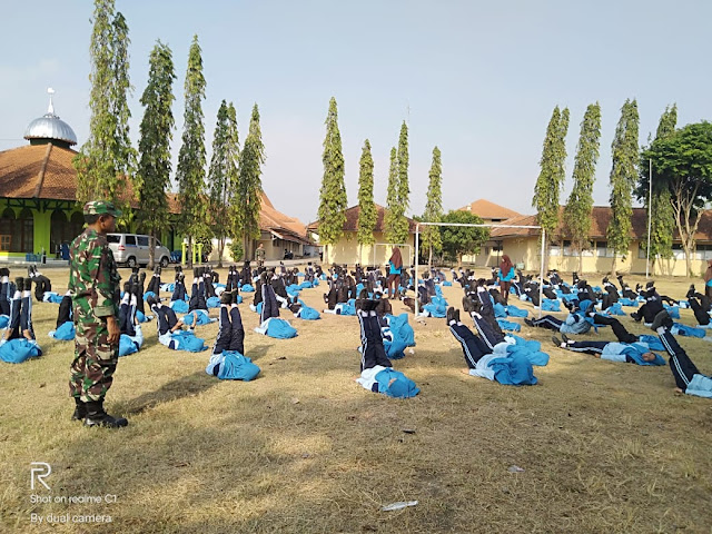 Babinsa Koramil Sragen Beri Pelatihan PBB Dan Wasbang Di  Sekolah