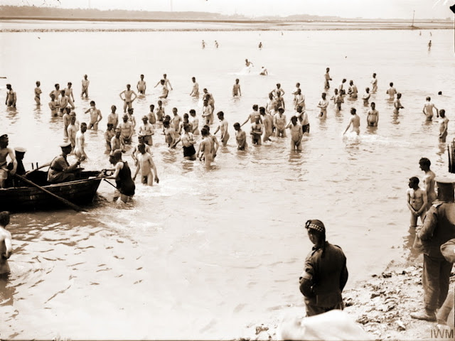 Купание солдат в море близ Этапля, сентябрь 1917 года