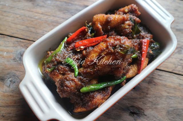 Ayam Masak Kicap Daun Kari