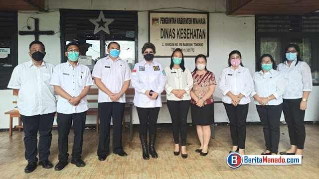 Senator Maya Rumantir berfoto bersama jajaran Dinas Kesehatan kabupaten Minahasa sebelum meninggalkan lokasi Senator Maya Rumantir berfoto bersama jajaran Dinas Kesehatan kabupaten Minahasa sebelum meninggalkan lokasi