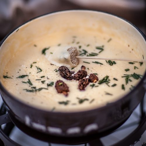 Fondue Jurassienne aux morilles les pieds sous la table